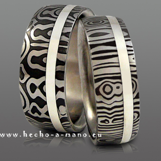 Handgefertigte Damast-Trauringe mit Silber-Inlay